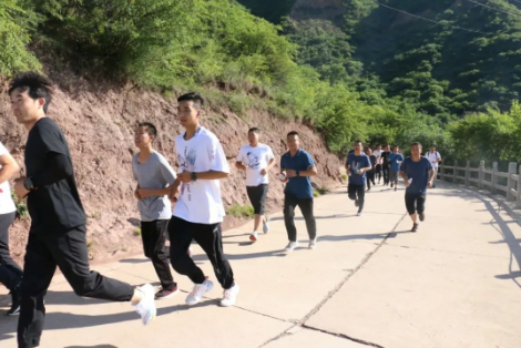 助力文旅市场 展示产投风采——电子游戏网页版-电子游戏（中国）
组织开展员工登山比赛活动(图3)