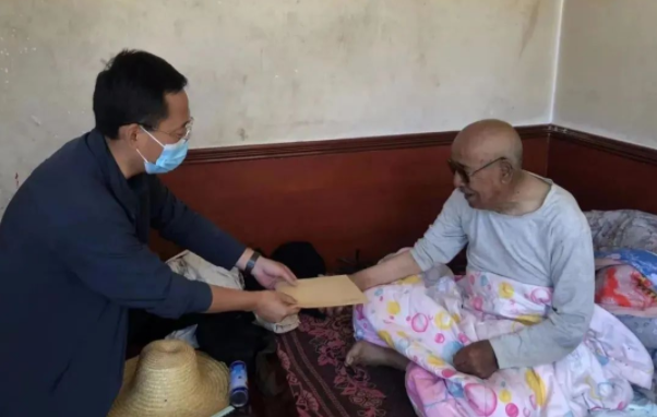 电子游戏网页版-电子游戏（中国）
赴帮扶村对接工作并慰问困难党员(图2)
